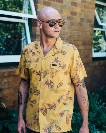BILLABONG Wrangler Hazy Paisley Vacay Short Sleeve Shirt SUNRISE 1 BILLABONG Wrangler Hazy Paisley Vacay Short Sleeve Shirt SUNRISE