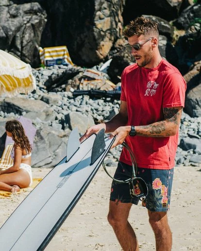 BILLABONG Wrangler Lands Short Sleeve T-Shirt CRIMSON 1 BILLABONG Wrangler Lands Short Sleeve T-Shirt CRIMSON